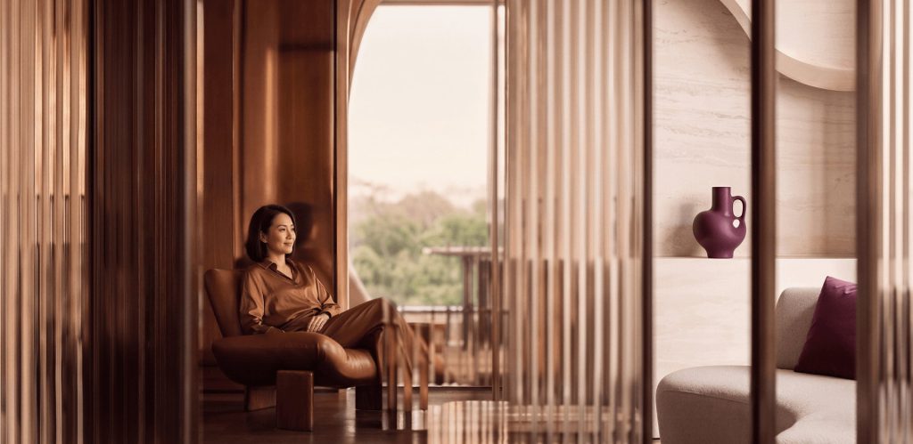 Góc đọc sách bên cửa kính